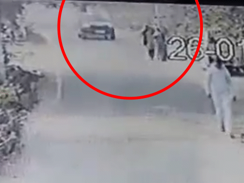 रूप सागर पाल पर किनारे पर दोनों महिलाएं। पीछे से आती कार टक्कर मारते हुए।