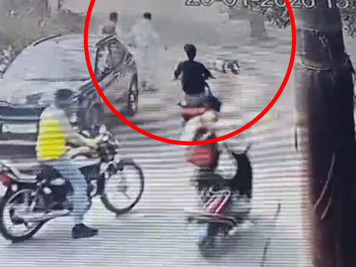 घटना स्थल से गुजर रहे लोगों ने घायल महिलाओं को संभाला और कार ड्राइवर को रोका।