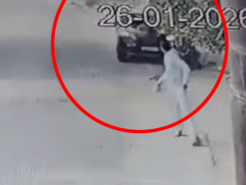 टक्कर मारने के बाद भी कार ड्राइवर नहीं रूका और 50 फीट तक घसीटा। एक महिला उछलकर सड़क पर गिरते हुए।