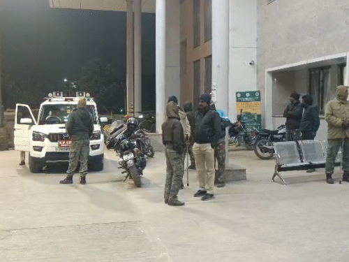 अस्पताल के बाहर बड़ी संख्या में पुलिस तैनात है।