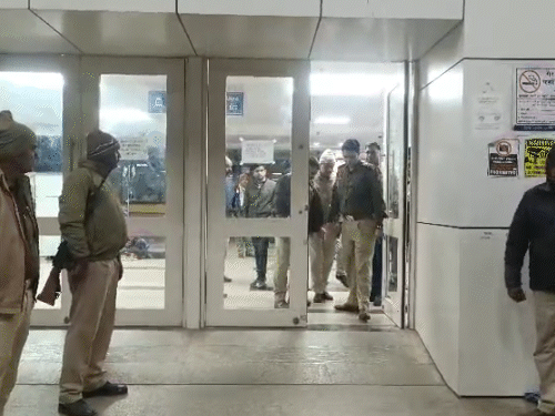 मुठभेड़ की जानकारी मिलते ही पुलिस के अधिकारी अस्पताल पहुंचे।