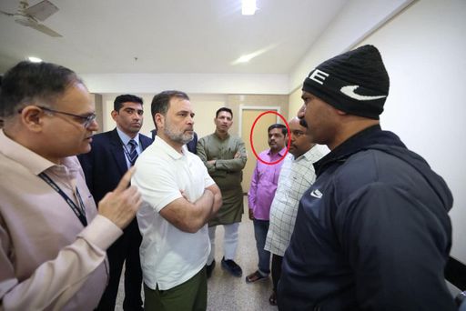 राहुल गांधी ने मरीजों के परिजन से बात की थी। गुलाबी शर्ट में एकनाथ के बेटे निलेश सूर्यवंशी।