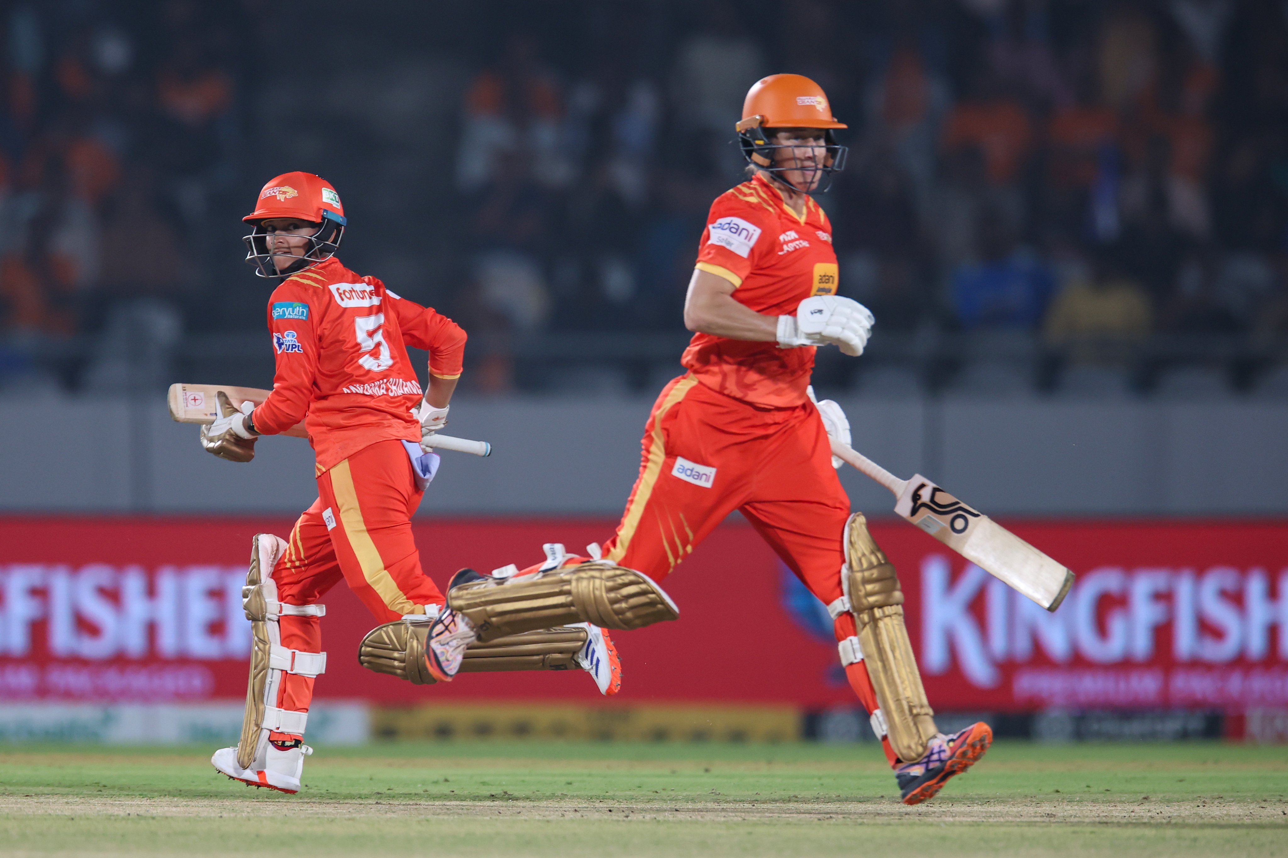 सोफी डिवाइन और अनुष्का शर्मा ने गुजरात को 50 रन के पार पहुंचाया।