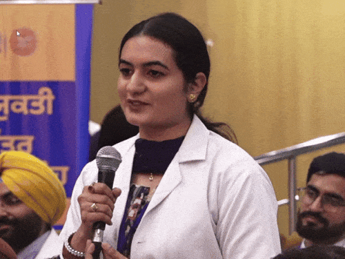 नौकरी हासिल करने वाली युवती अपना एक्सपीरियंस शेयर करते हुए।