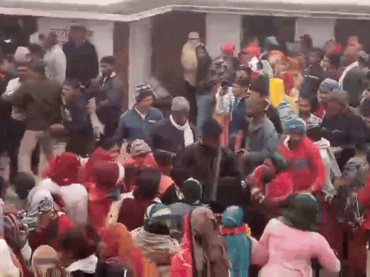 खाद लेने की होड़ में आपस में भीड़े किसानो