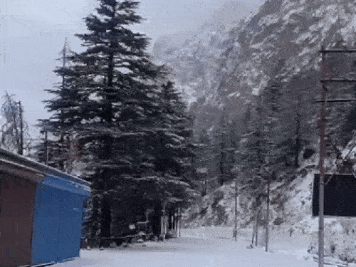 उत्तरकाशी के गंगोत्री में बर्फबारी रुक गई है, लेकिन बादल छाए रहने के कारण बर्फ पिघल नहीं पा रही है।