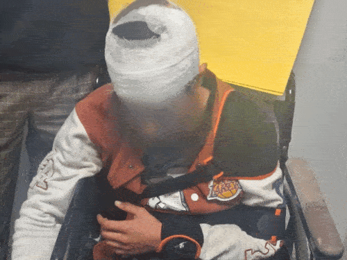 पीड़ित कश्मीरी लड़का रोते हुए घटना की जानकारी देता हुआ।