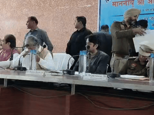 मीटिंग में मंत्री अनिल विज सुनवाई करते हुए।