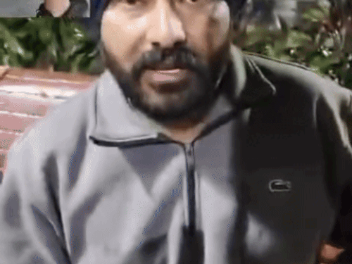 ड्राइवर रणजोध सिंह जानकारी देते हुए।