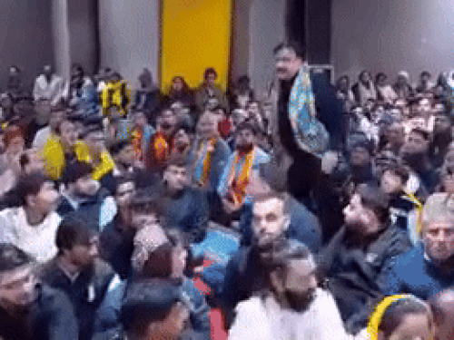 वृंदावन में भीड़ के बीच हाथ जोड़कर सवाल करते हुए डिप्टी स्पीकर कृष्ण मिड्‌ढा।