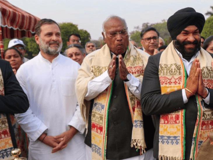 हे चित्र प्रजासत्ताक दिनानिमित्त राष्ट्रपती द्रौपदी मुर्मू यांच्या 'अट होम' रिसेप्शनमधील आहे. भाजपने आरोप केला की राहुलने ईशान्येकडील दुपट्टा घातला नव्हता.