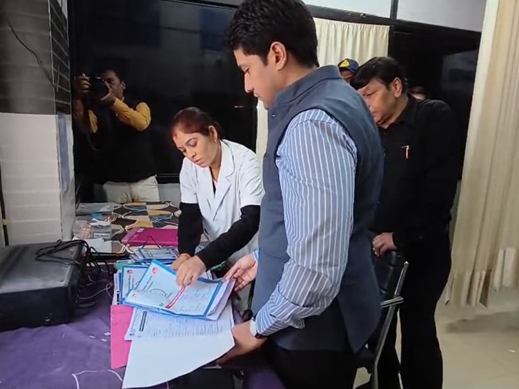 अस्पताल के वार्डें में दस्तावेज चेक करते कलेक्टर।