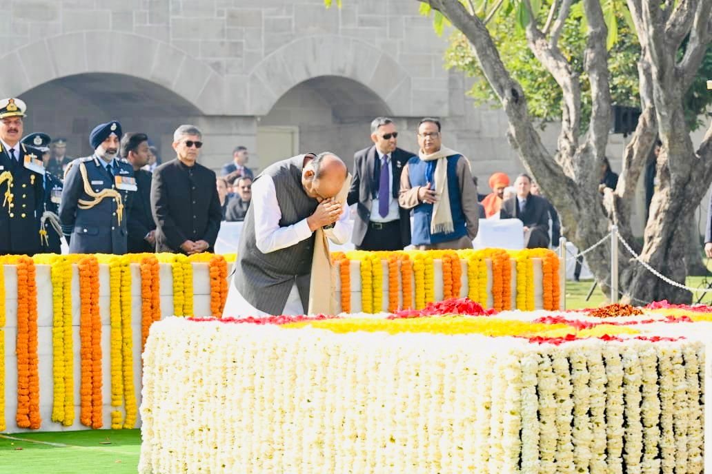 लोकसभा अध्यक्ष ओम बिरला ने भी राजघाट पर पुष्पांजलि अर्पित की।