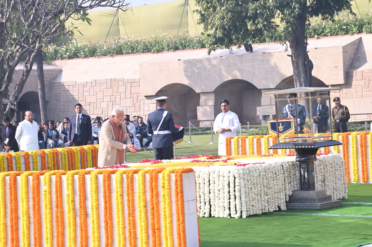 केंद्रीय मंत्री मनोहर लाल खट्टर ने भी महात्मा गांधी को पुष्पांजलि अर्पित की।