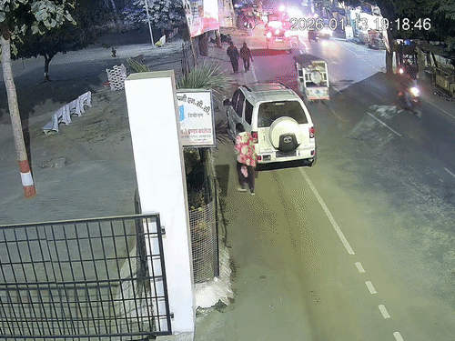 लड़की टाटा सफारी में बैठ जाती है। एक लड़का ड्राइविंग सीट और अन्य सभी पीछे बैठे हुए हैं।