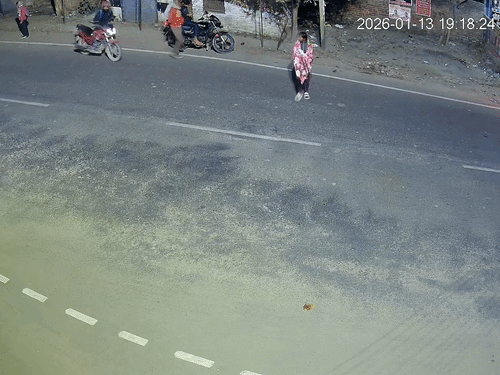 लड़की अपनी कॉलोनी से शॉल ओढ़े हुए निकलती है। वह मोबाइल फोन देखती जा रही थी।