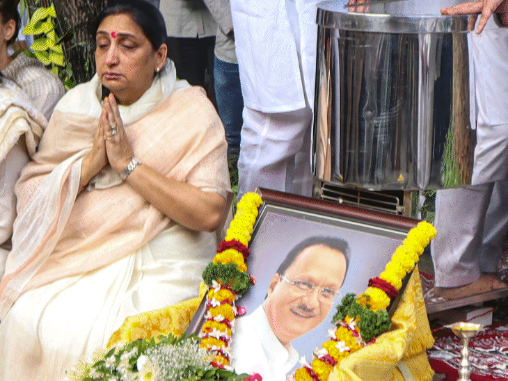 29 जनवरी को बारामती में अजित पवार का अंतिम संस्कार हुआ। दोनों बेटों पार्थ और जय पवार ने मुखाग्नि दी थी। अजित की फोटो के पास बैठीं पत्नी सुनेत्रा। - Dainik Bhaskar