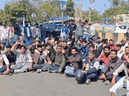 डोली समाज ने प्रदर्शन करते हुए अजमेर एसपी वंदिता राणा को ज्ञापन दिया था।