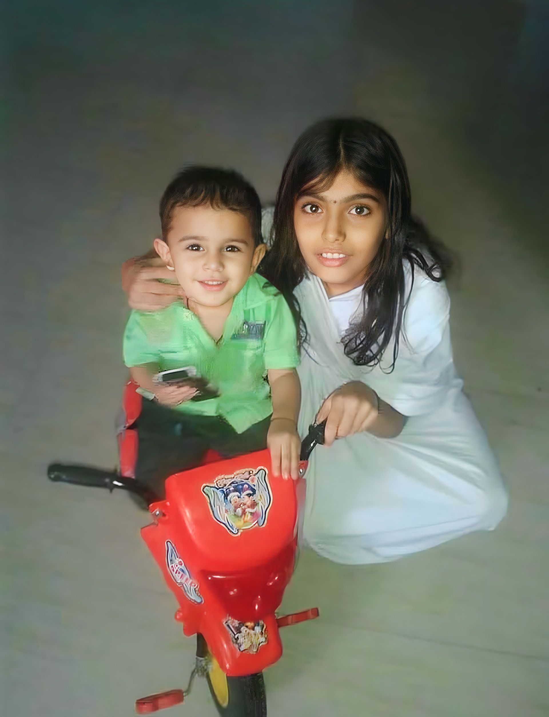 सफेद कपड़ों में प्रेम बाईसा। पिता ने बताया कि बचपन से ही उनमें आध्यात्मिक भाव जाग गया था।