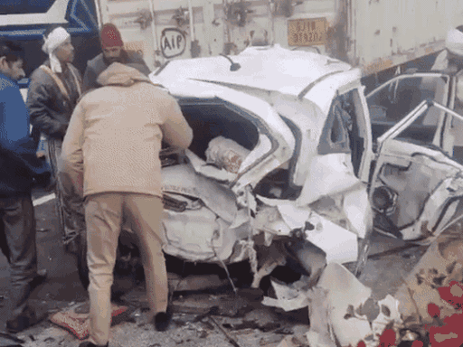 बड़े वाहनों की टक्कर से छोटी गाड़ियां चकनाचूर हो गई। उनमें सवार लोग फंस गए।