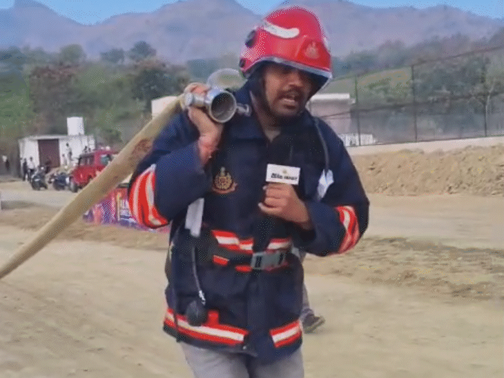 आग बुझाने के लिए काम में आने वाले पाइप को लेकर रिपोर्टर ने लगाई दौड़।