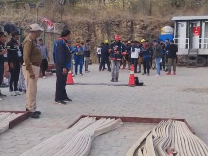 भास्कर रिपोर्टर सतीश शर्मा ने पहना फायर फाइटर का विशेष सूट।