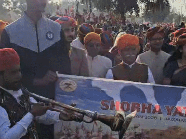 मरु महोत्सव में निकाली शोभायात्रा में विदेशी मेहमान भी शामिल हुए।