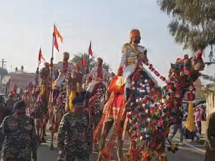 शोभायात्रा में बीएसएफ का कैमल टैटू बैंड शामिल हुआ।