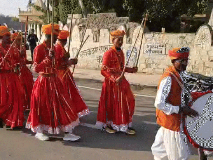 पारपंरिक वेषभूषा में लोक कलाकार शोभायात्रा में शामिल हुए।