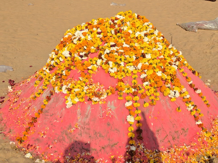 आश्रम में साध्वी को समाधि दी गई। इस दौरान साधु- संत समेत बड़ी संख्या में लोगों की मौजूदगी रही।