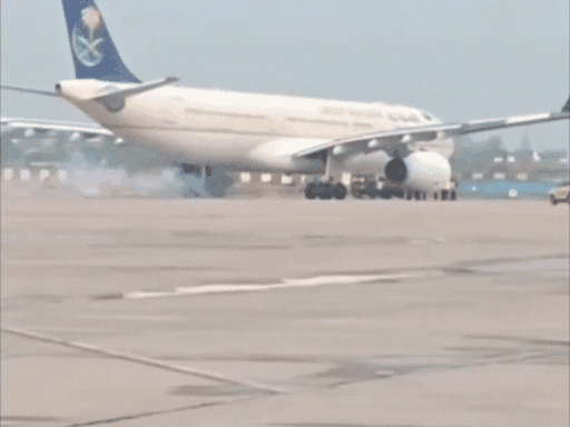 टर्मिनल पर मौजूद यात्रियों ने विमान का वीडियो बना लिया। विमान में सवार यात्री पूरी तरह सुरक्षित रहे। (फाइल)