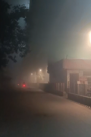 झांसी में आज सुबह सीजन घना कोहरा छाया है। विजिबिलिटी करीब 10 मीटर तक सिमट गई।