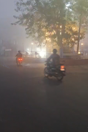 आगरा शहर में हल्का कोहरा, जबकि बाहरी क्षेत्रों में कोहरा घना रहा। सड़कों पर सन्नाटा दिखाई दिया।