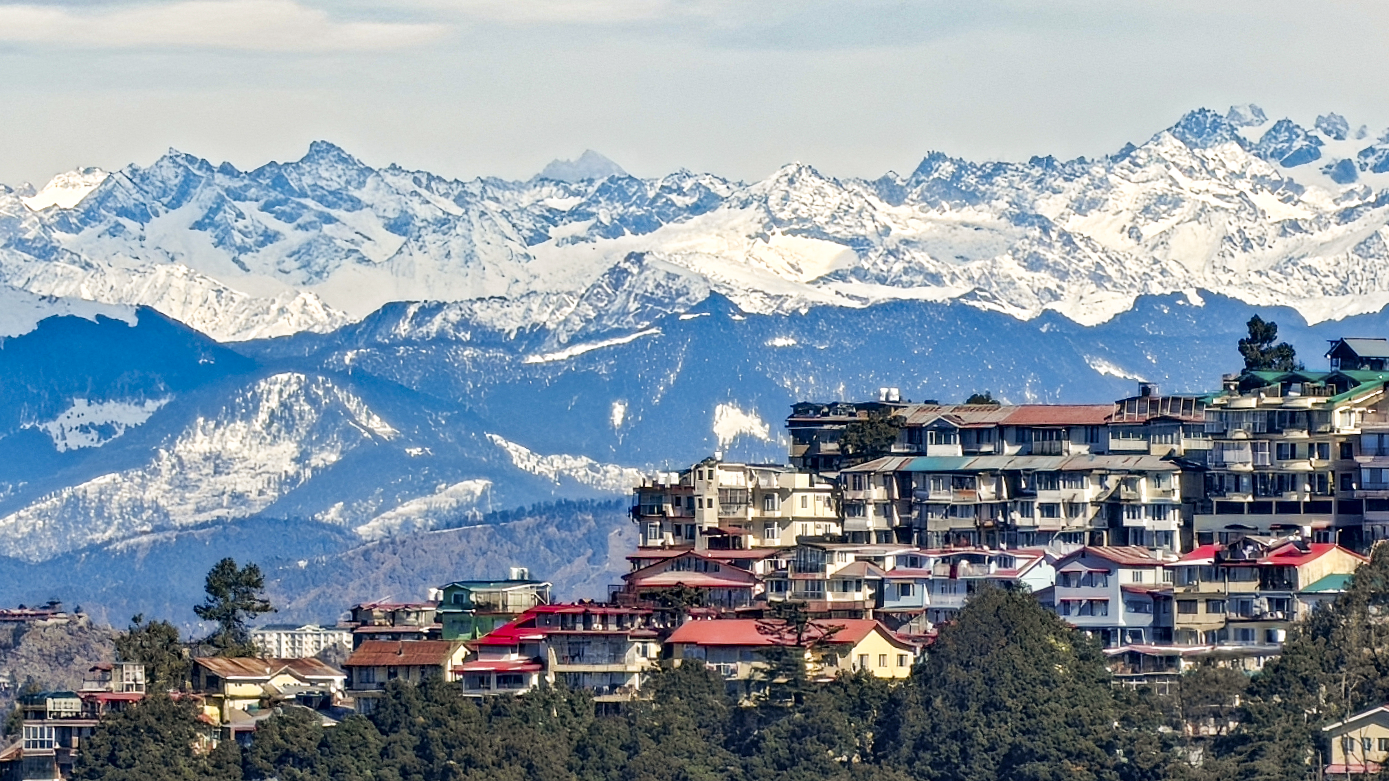 तस्वीर हिमाचल प्रदेश के शिमला की है। यहां पहाड़ों पर बर्फबारी जमी नजर आ रही है।