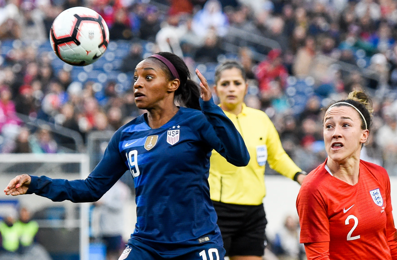 क्रिस्टल डन (बॉल के साथ एक्‍शन में) ने सोशल मीडिया के जरिए रिटायरमेंट का ऐलान किया है।