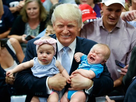 एक रैली के दौरान दो बच्चों को गोद में पकड़े हुए ट्रम्प। - Dainik Bhaskar