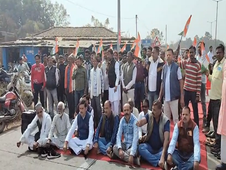 रामानुजगंज में कांग्रेस ने किसानों और आम जनता की मांगों को लेकर महावीरगंज चौक पर एक घंटे तक चक्का जाम किया।