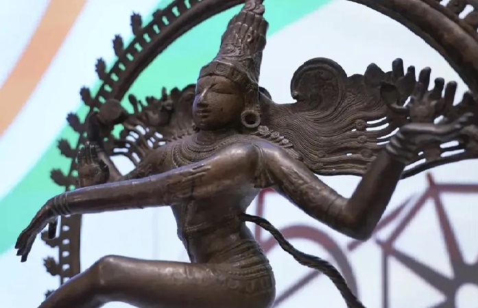 जानकारी के अनुसार, कांस्‍य मूर्तियों की कीमत करोड़ों में है।