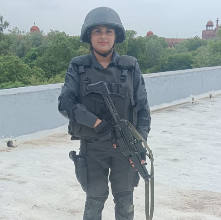 दिल्ली पुलिस की कमांडो की वेशभूषा में मृतका काजल का फाइल फोटो।