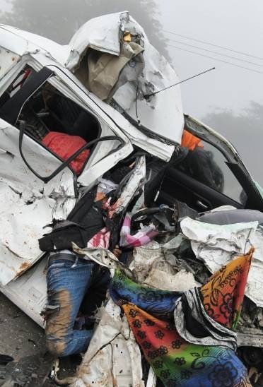 हादसा इतना भीषण था कि कार के परखच्चे उड़ गए।