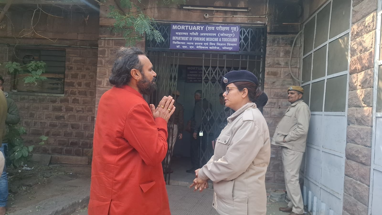 गुरुवार को जोधपुर के एमजीएच हॉस्पिटल के बाहर साध्वी के पिता पुलिस अधिकारी से बात करते दिखे थे। यहां साध्वी का पोस्टमार्टम किया गया था।