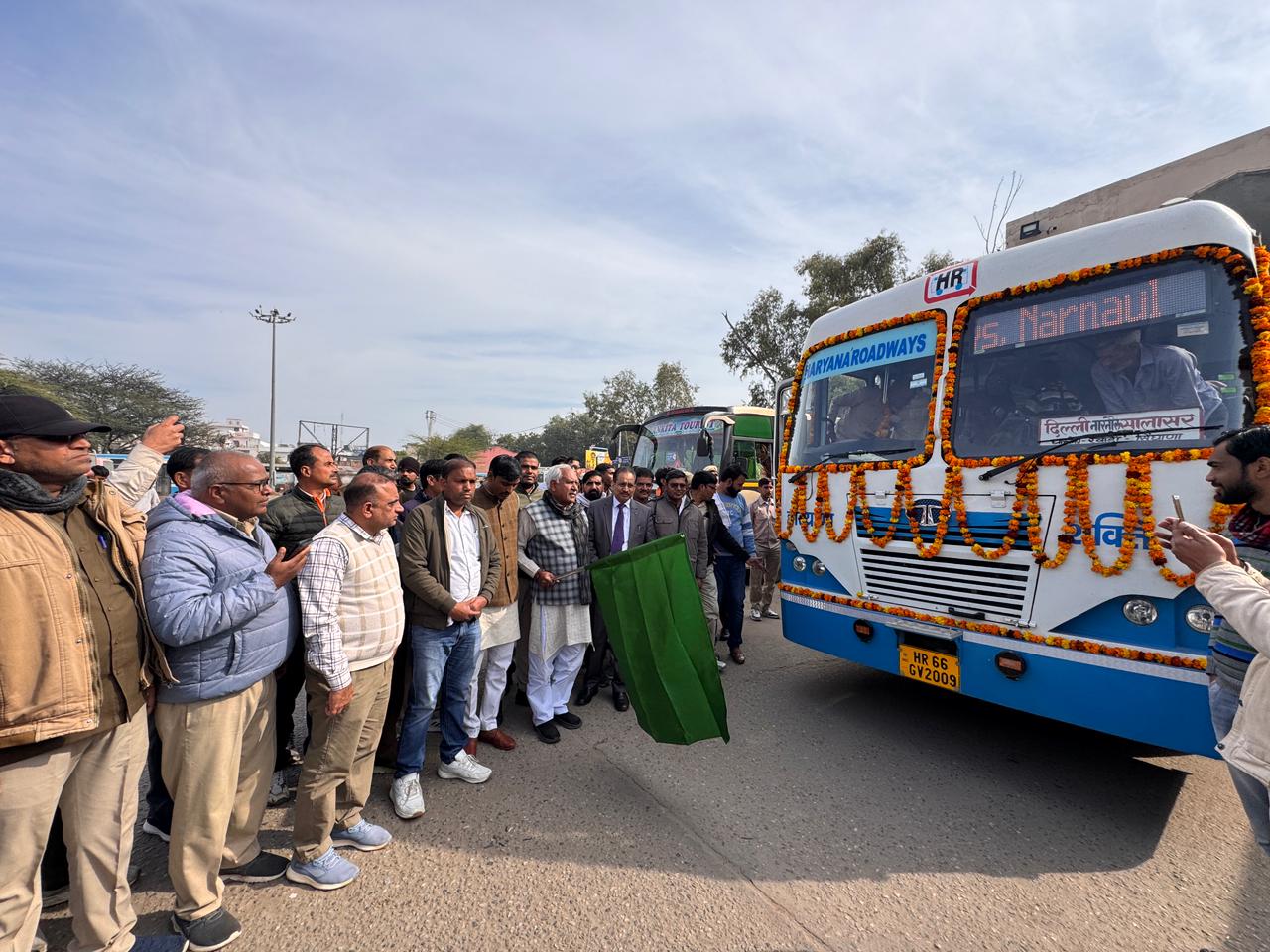 नारनौल के बस स्टैंड से रोडवेज बस को हरिझंडी दिखाकर रवाना करते हुए विधायक ओमप्रकाश यादव