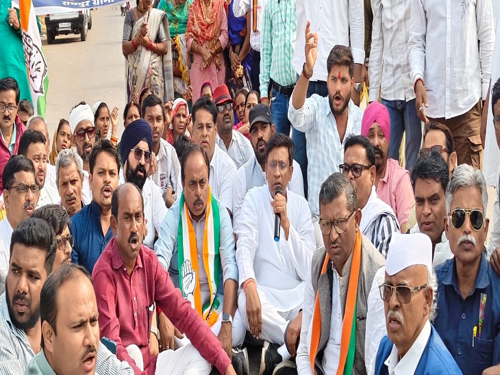 रायपुर के लालपुर चौक पर कांग्रेस ने मनरेगा में बदलाव के विरोध में सांकेतिक चक्काजाम कर प्रदर्शन किया।