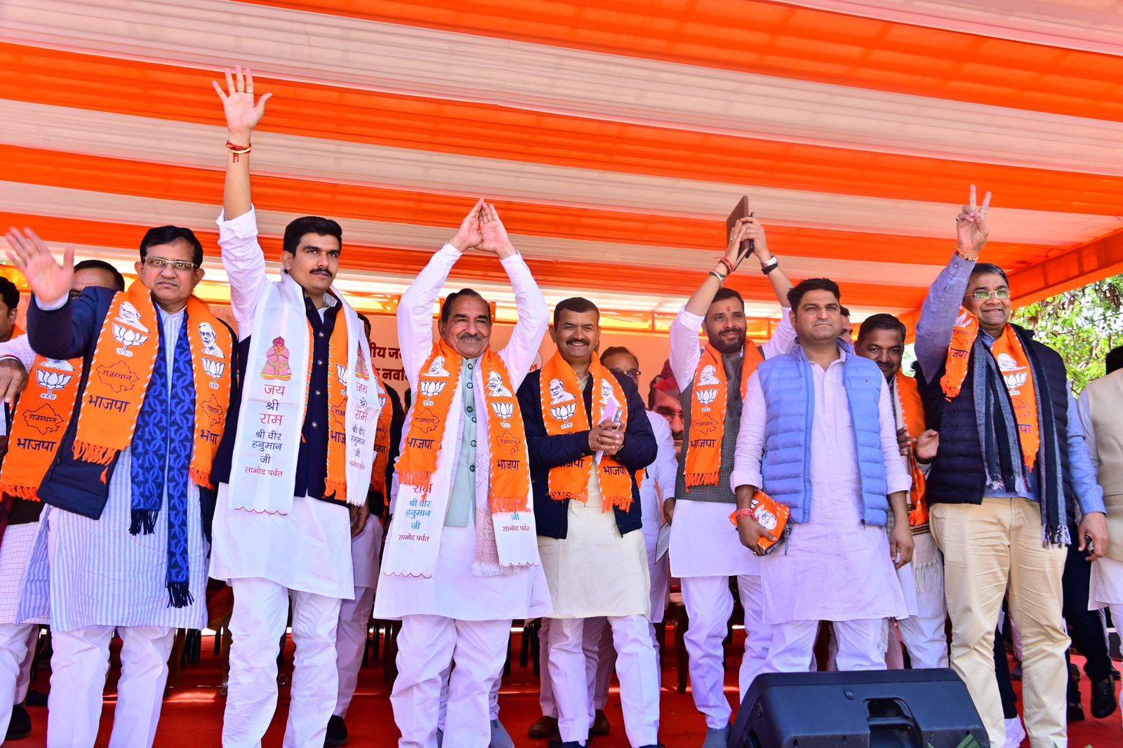 शपथ ग्रहण समारोह में बीजेपी पदाधिकारी और मोर्चे के अध्यक्ष भी मौजूद रहे।