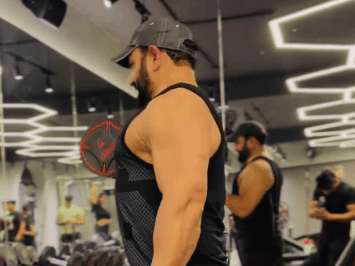 जिम में वर्कआउट करते हुए कांग्रेस नेता मनु वड़िंग।