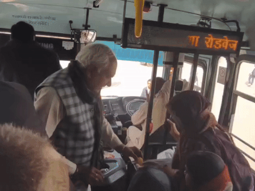 नारनौल में यात्रियों को लड्डू खिलाते हुए विधायक ओमप्रकाश यादव