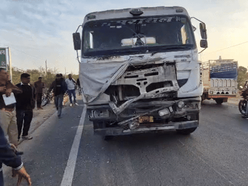 ट्रेलर को पुलिस ने जब्त कर लिया है। ट्रेलर ड्राइवर हादसे के बाद मौके से फरार हो गया।