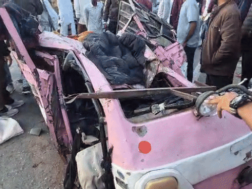 हादसे में टेंपो बुरी तरह क्षतिग्रस्त हो गया।
