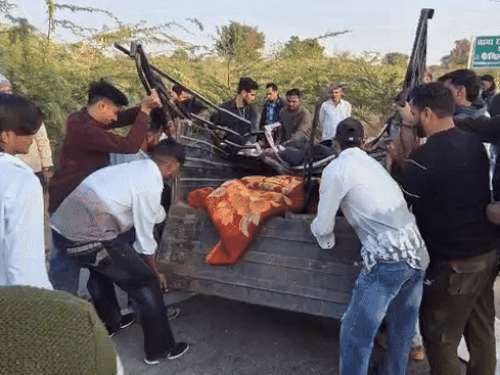 लोगों ने टेंपो को सड़क से हटाया, जिससे ट्रैफिक शुरू हो पाया।