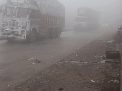 कोटा में आज कोहरे छाया है रात का पारा तीन डिग्री तक गिरा है जिससे ठंड ओर गलन बढ़ गई है। सुबह 7 बजे करीब एनएच - 52 पर कोहरा के कारण विजिबिलिटी 100 से 150 मीटर के आसपास रही।